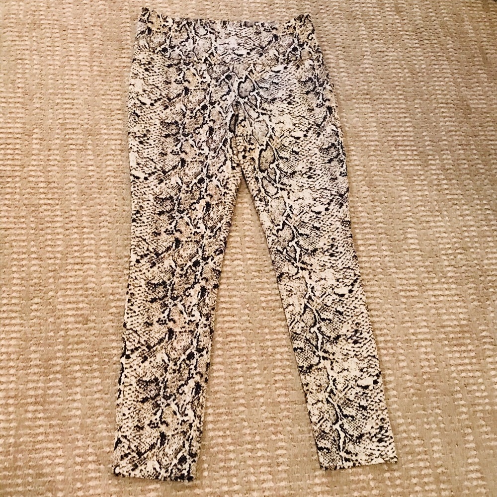 Super cute snakeskin print leggings